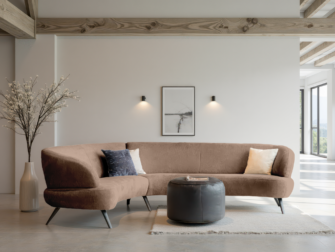 Bank Betis - mito cinnamon - aanbouwelement 2,5 zits arm links - 3 zits arm rechts Karamelkleurige stoffen bank met organisch gebogen zitvlak en comfortabele uitstraling