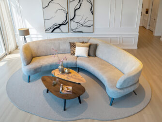 Bank Betis - mito desert - aanbouwelement 2,5 zits arm links - 3 zits arm rechts - met onze salontafels Ciottolo Elegante ronde bank met een vloeiende boogvorm