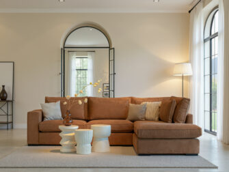 Hoekbank met losse rug kussens in cognac kleur