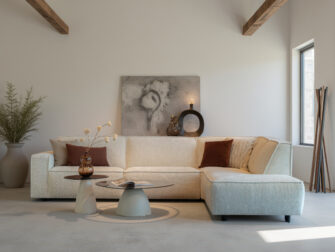 Gezellige designbank met warme accenten en luxe uitstraling