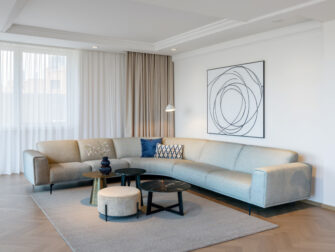 Bank Moria - alpine clay - 2 zits arm links - hoek rond - 3 zits arm rechts - met onze salontafel Molina Stijlvolle bank met vaste rugleuning en elegante belijning