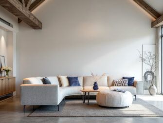 Designbank met unieke boogvorm en verfijnde details