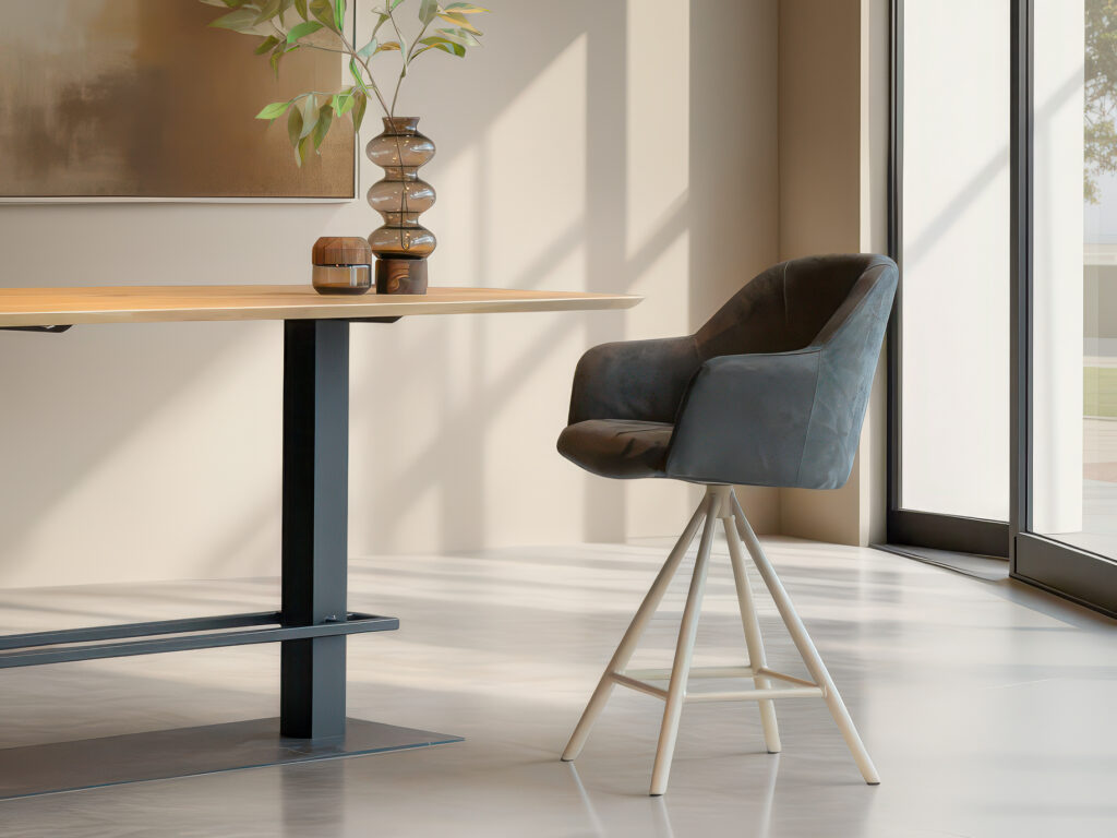 Barkruk met comfortabele kuipzitting en armleuningen