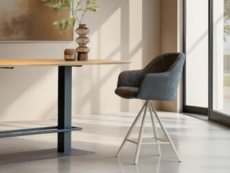 Barkruk met comfortabele kuipzitting en armleuningen