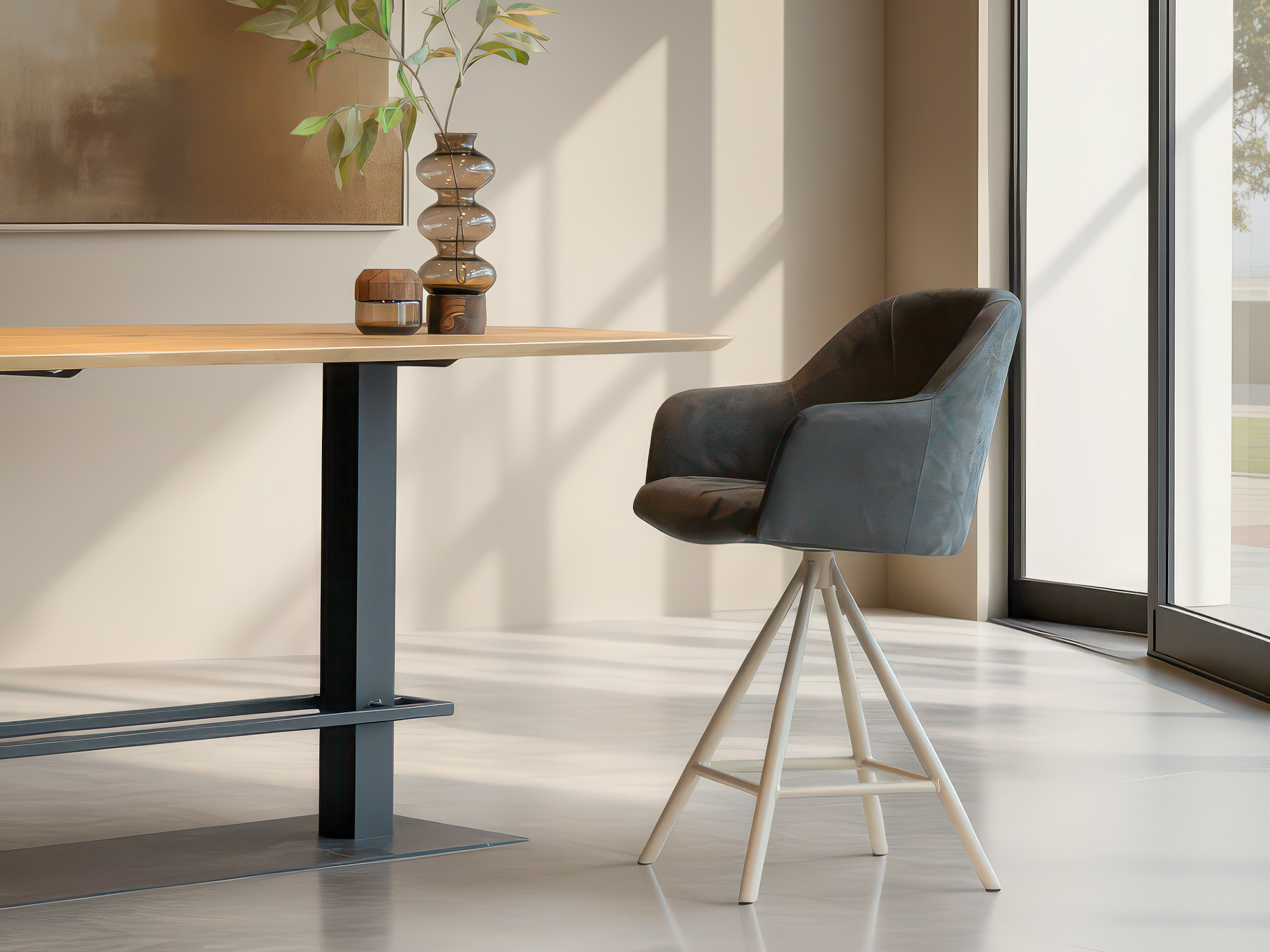 Barkruk met comfortabele kuipzitting en armleuningen