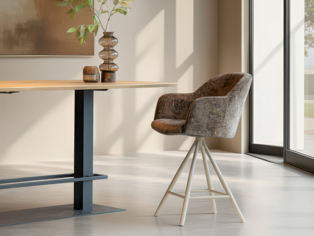 Barkruk met donkerbruine stof en zandkleurige onderstel