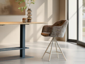 Barkruk met donkerbruine stof en zandkleurige onderstel