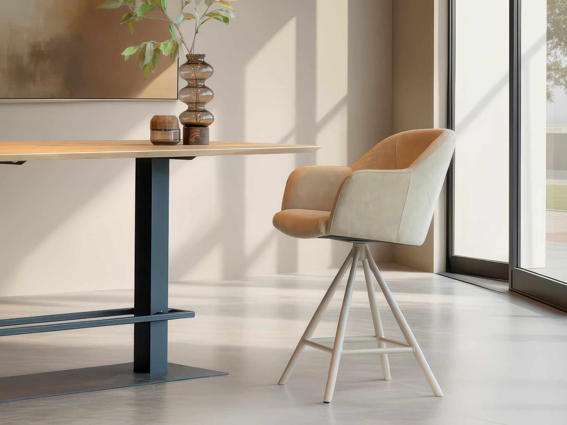 Luxe barkruk in beige met armleuningen voor extra comfort