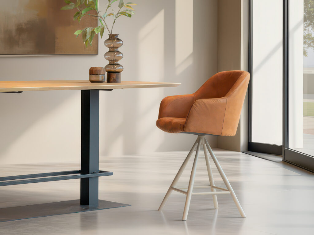 Barkruk met zachte oranje bekleding en stalen onderstel