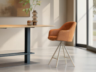 Barkruk met zachte oranje bekleding en stalen onderstel