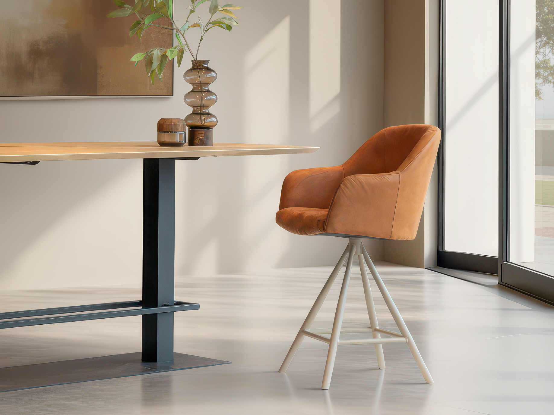 Barkruk met zachte oranje bekleding en stalen onderstel