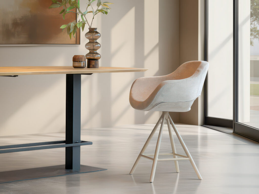 Luxe barkruk in beige met armleuningen en draai onderstel voor extra comfort