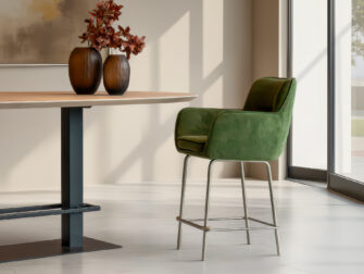 Barkruk met stijlvolle details en uitnodigende vorm