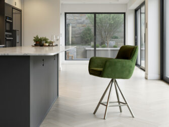 Eigentijdse barkruk met draaibare zitting en rechte rug