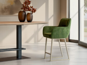 Trendy barkruk met metalen poten en zachte zitting