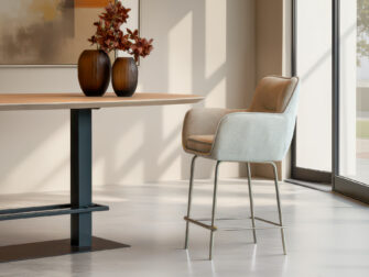 Barkruk met stevige armleuningen en modern silhouet