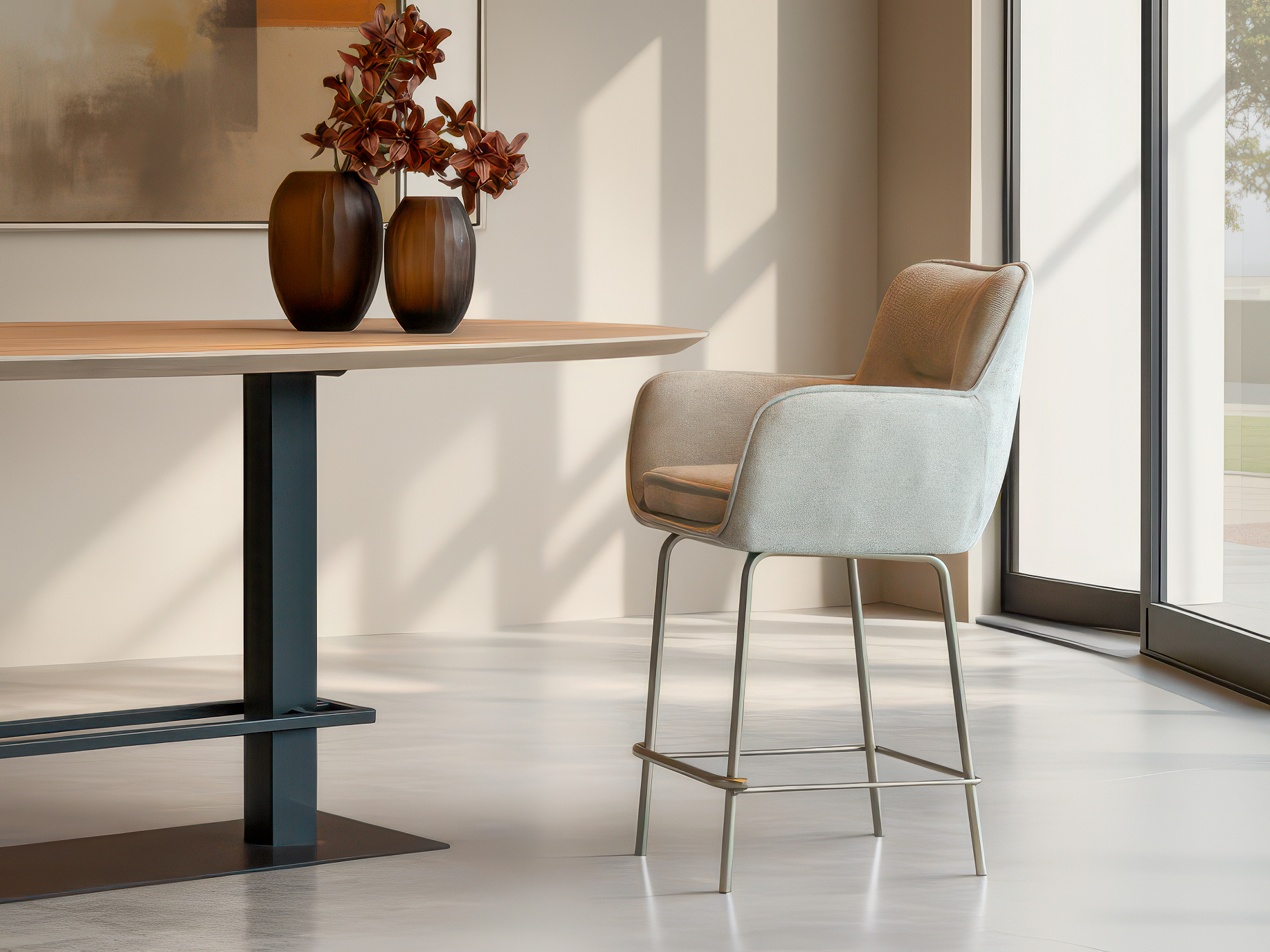 Barkruk met stevige armleuningen en modern silhouet