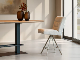 Minimalistische barkruk met strak gestoffeerd zitvlak