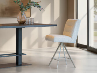 witte barkruk met Scandinavisch design zonder arm leuning