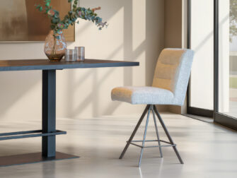 Moderne barkruk in wit met strak ontwerp