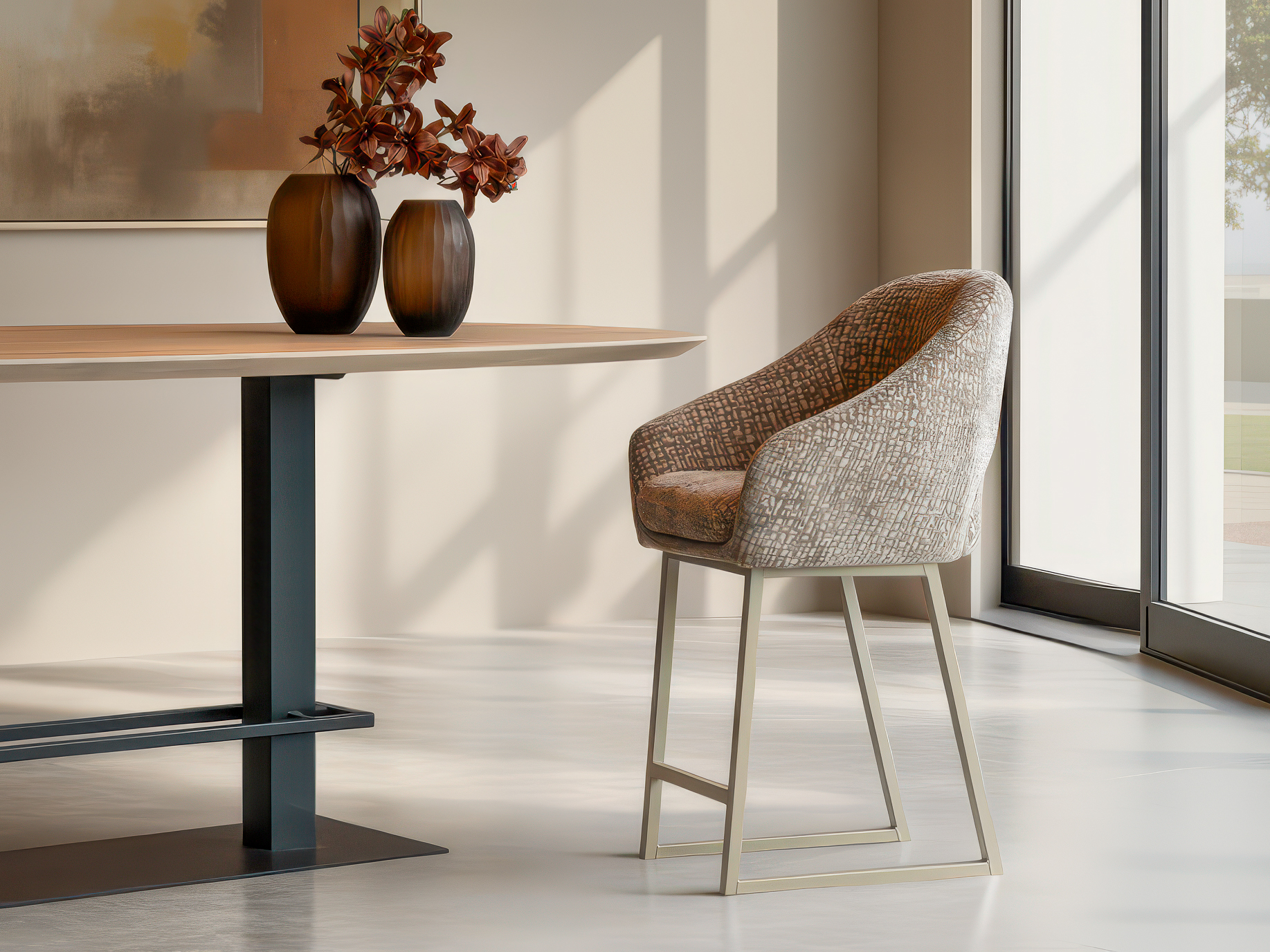 Barkruk met metalen onderstel en ergonomisch gevormde kuip