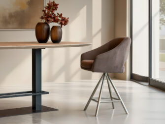 Eigentijdse barkruk met luxe stoffering en elegant silhouet