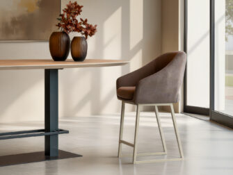 Barkruk met opvallende textuur en slanke metalen poten