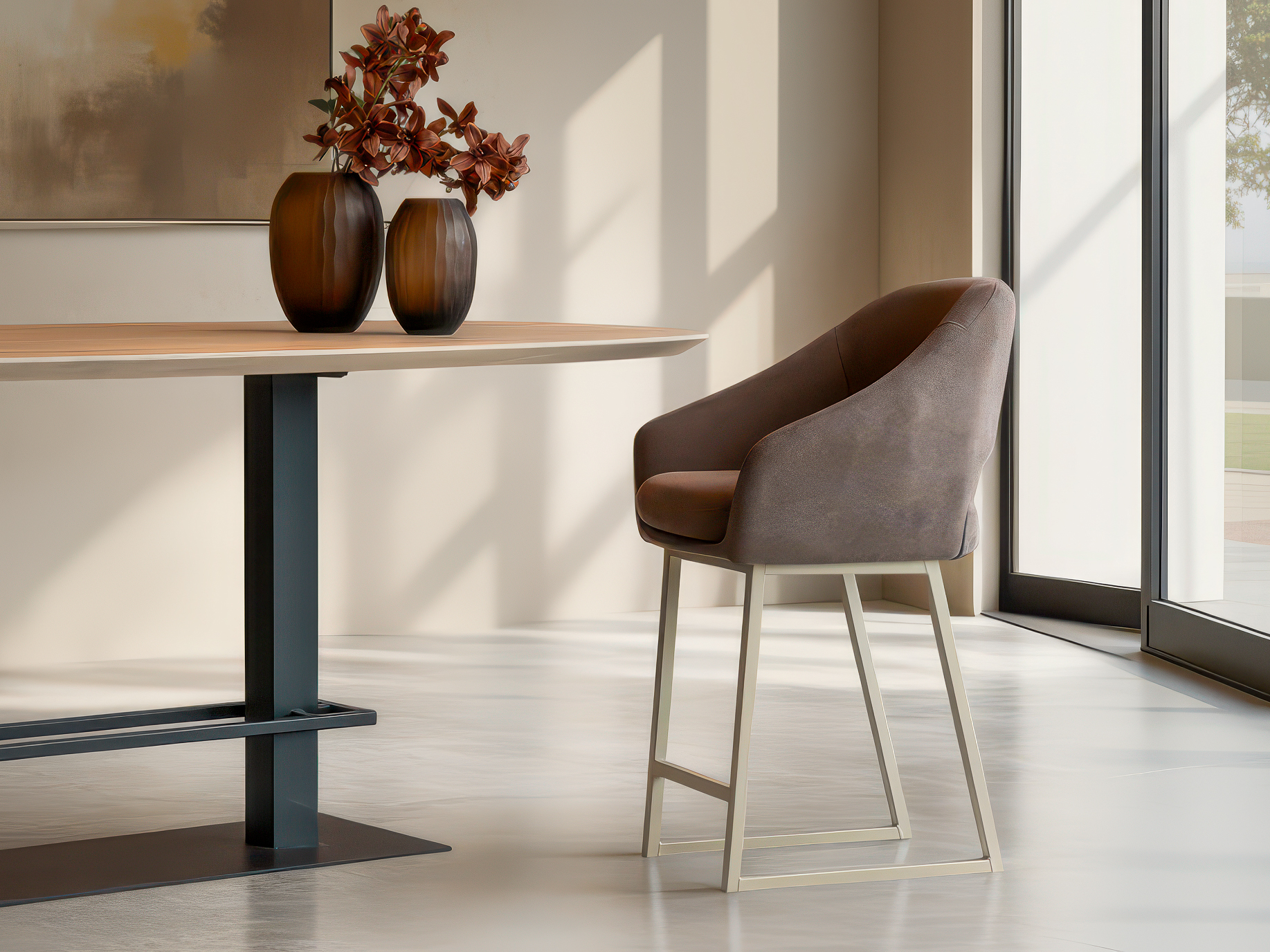 Barkruk met opvallende textuur en slanke metalen poten