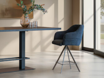 Blauwe indigo barkruk met stoere industriële details