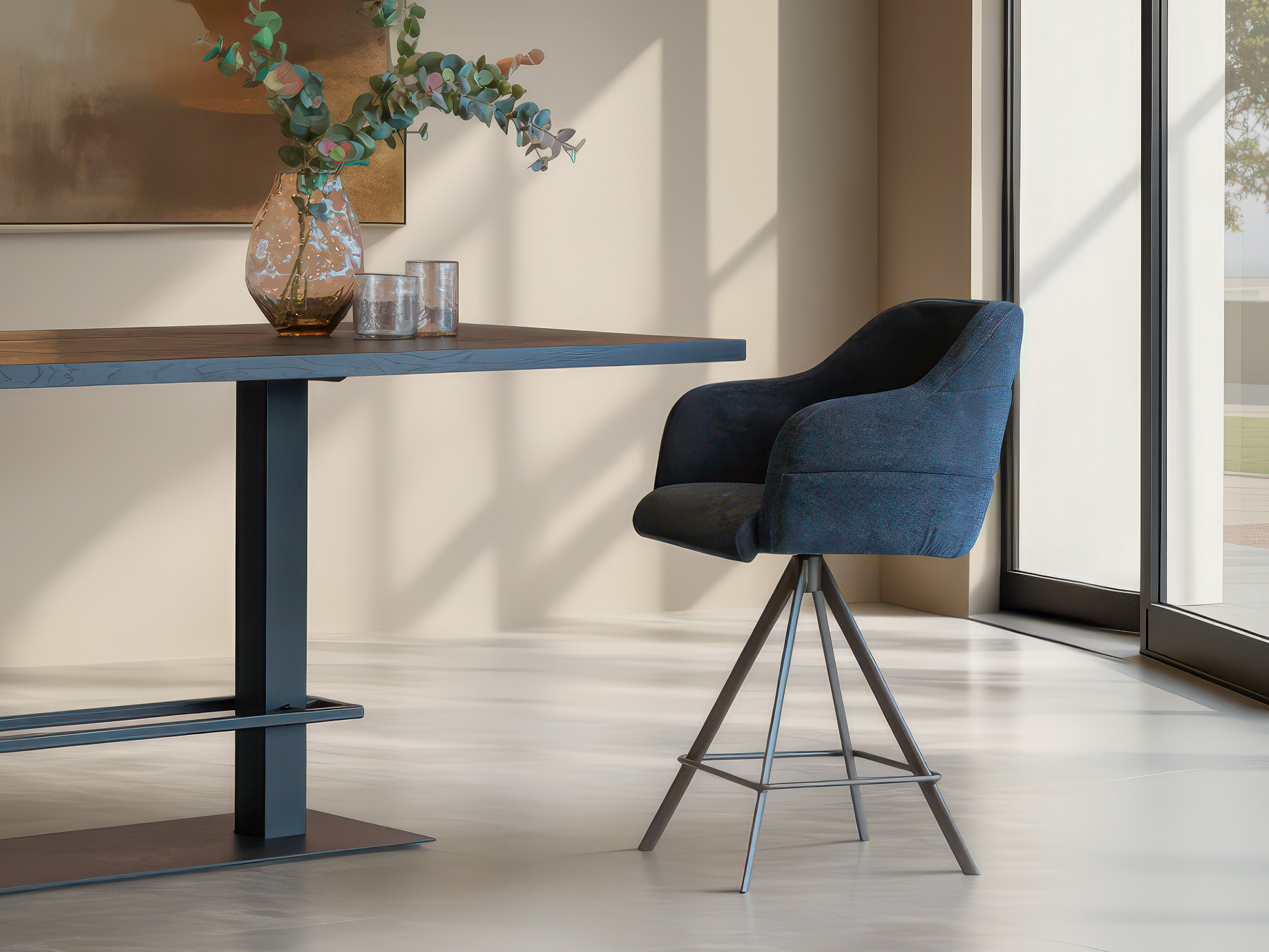 Blauwe indigo barkruk met stoere industriële details