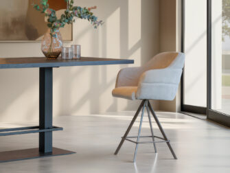 Comfortabele ronde barkruk in crème met armleuningen