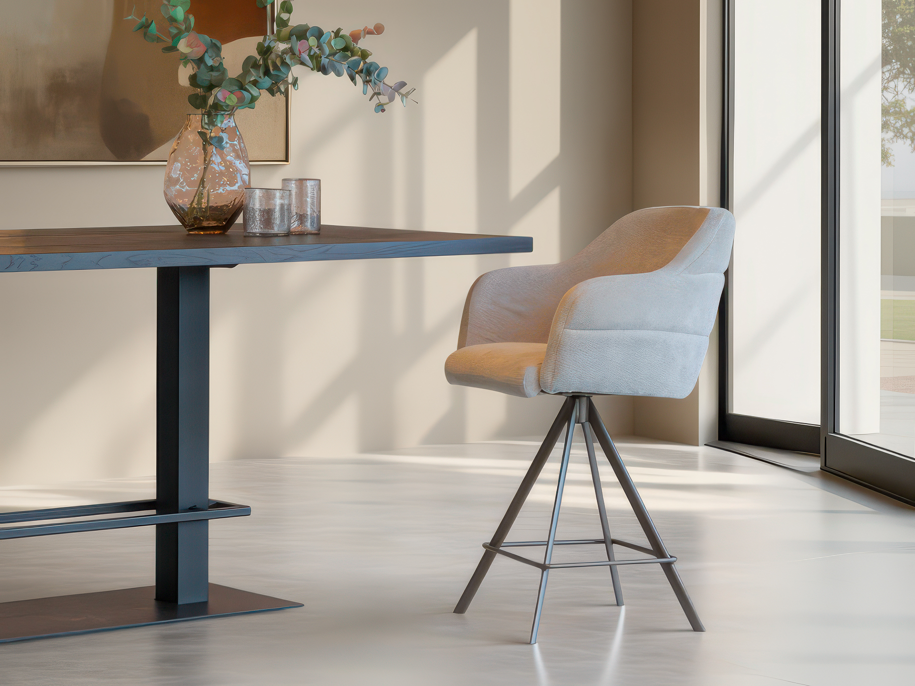 Comfortabele ronde barkruk in crème met armleuningen