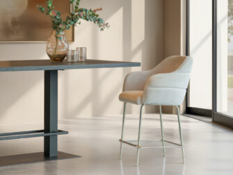 Crème barkruk met met vaste ronde onderstel