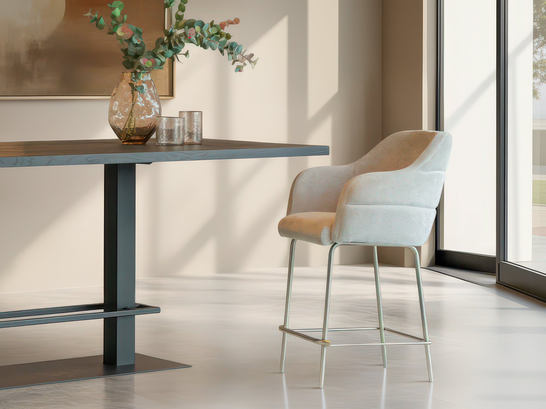 Crème barkruk met met vaste ronde onderstel