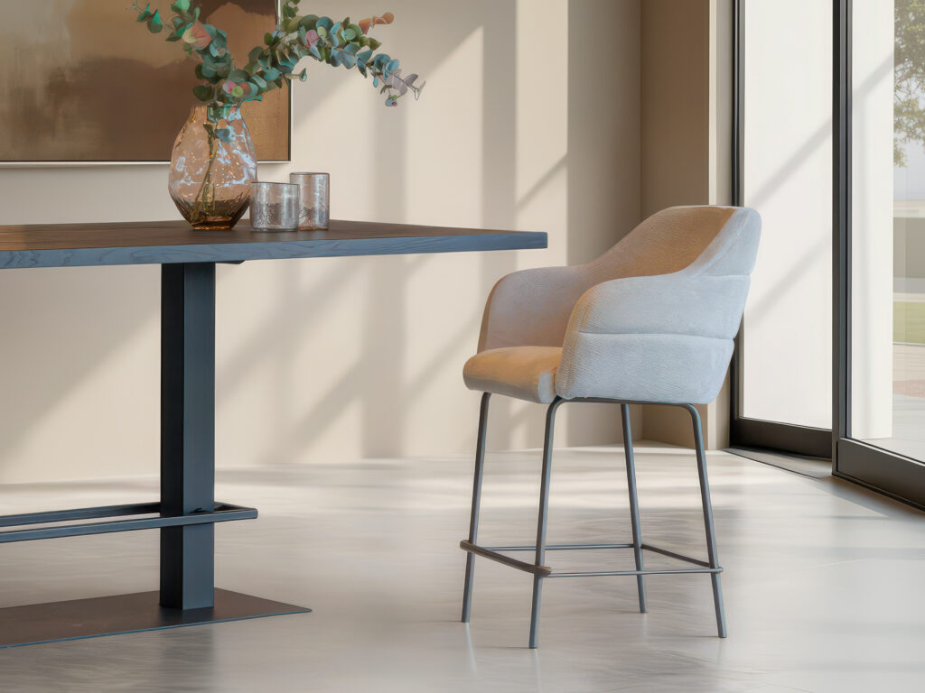 Barkruk in crème velvet met sierlijke afwerking