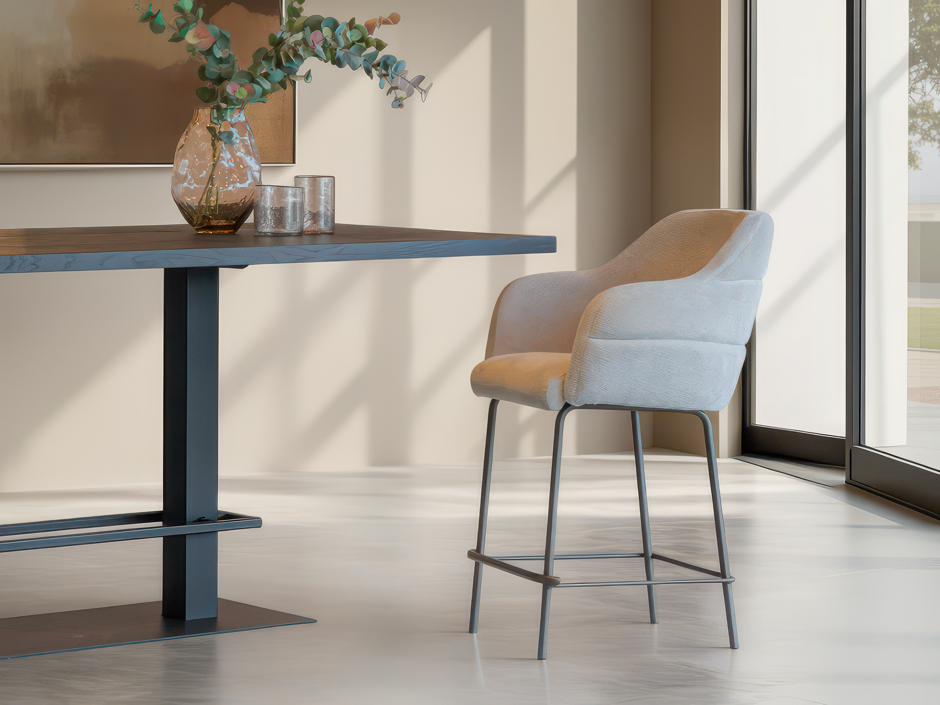 Barkruk in crème velvet met sierlijke afwerking