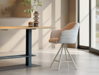 Moderne barkruk in crème met zand kleurig frame