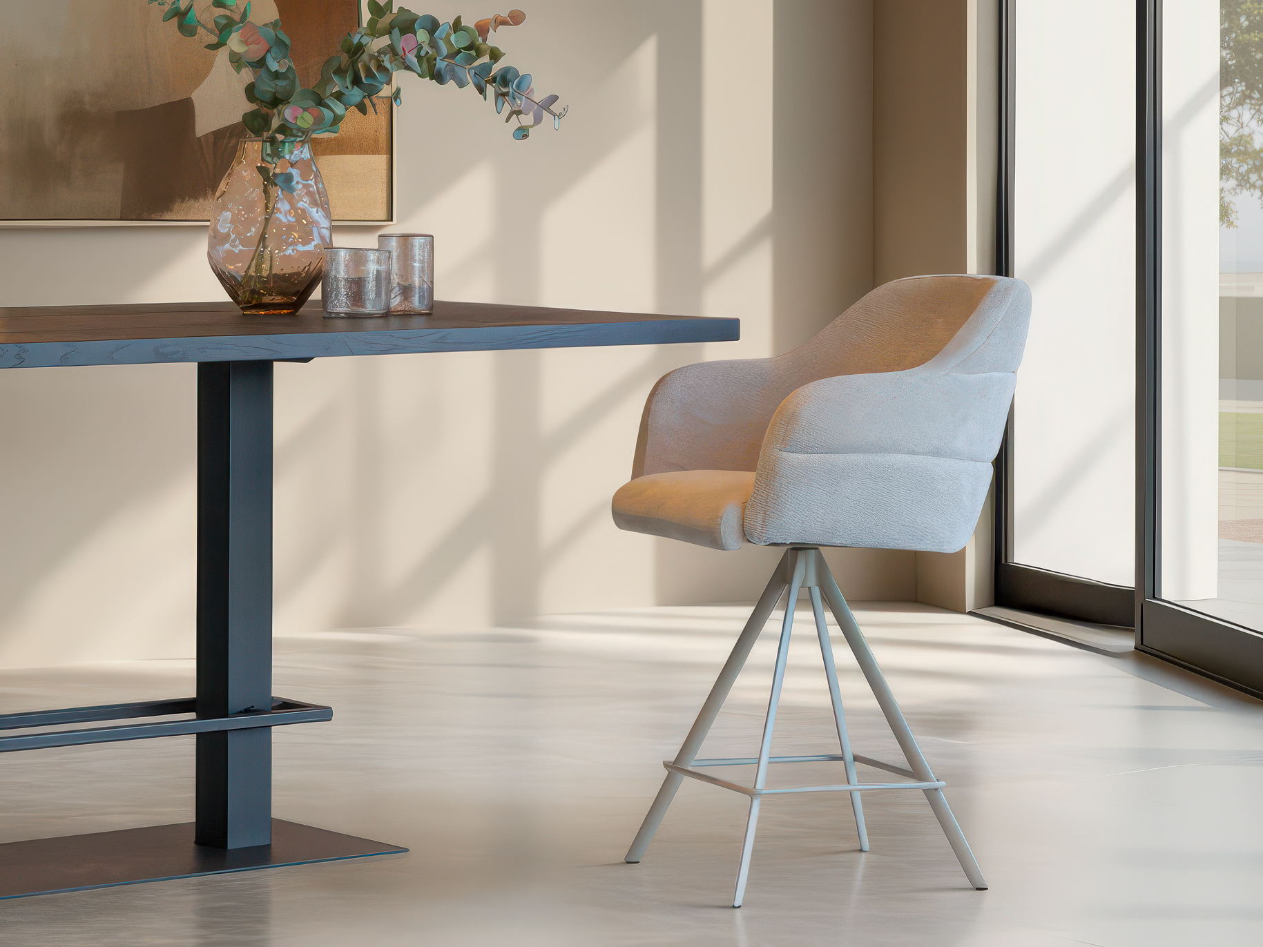 Barkruk met hoge rugleuning in crème stof