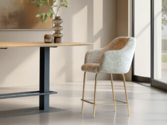 stijlvolle barkruk met teddy bekleding, ideaal voor een cosy interieur