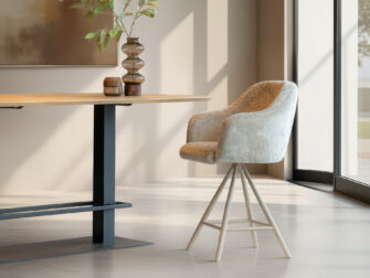 Draaibare barkruk in khaki stofkleur