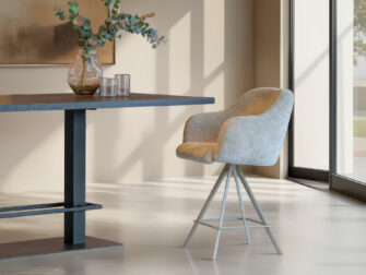 Fluffy barkruk met zachte structuurstof en minimalistisch frame