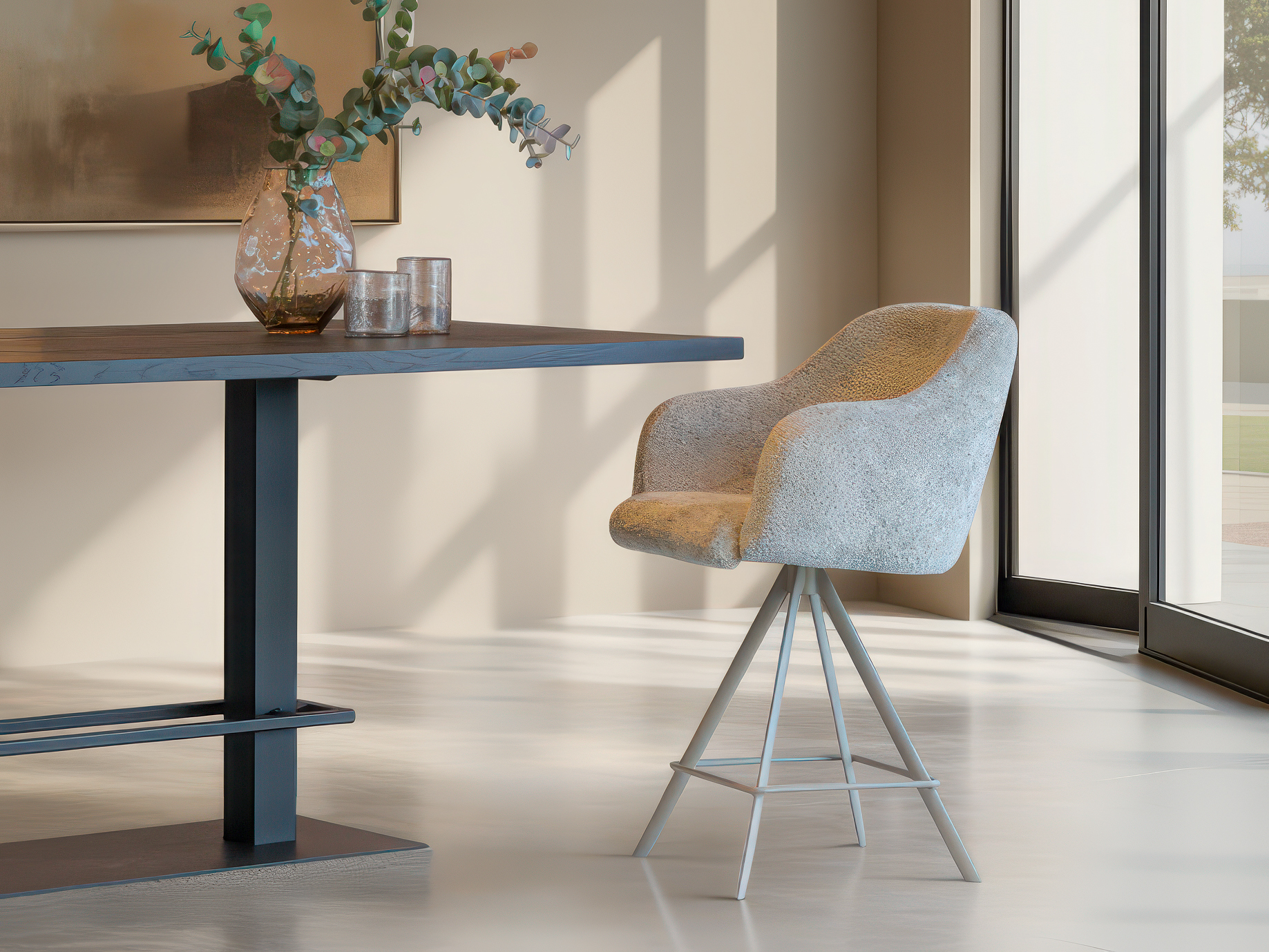 Fluffy barkruk met zachte structuurstof en minimalistisch frame