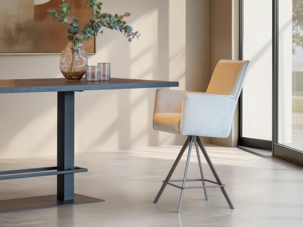 Moderne barkruk in een neutrale kleur, perfect voor een strak interieur