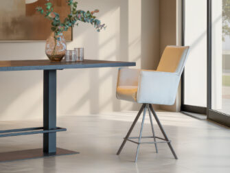 Moderne barkruk in een neutrale kleur, perfect voor een strak interieur