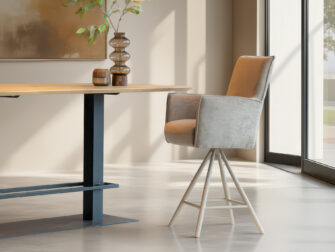 Barkruk met stevige rugleuning en draaibaar onderstel voor flexibele zit