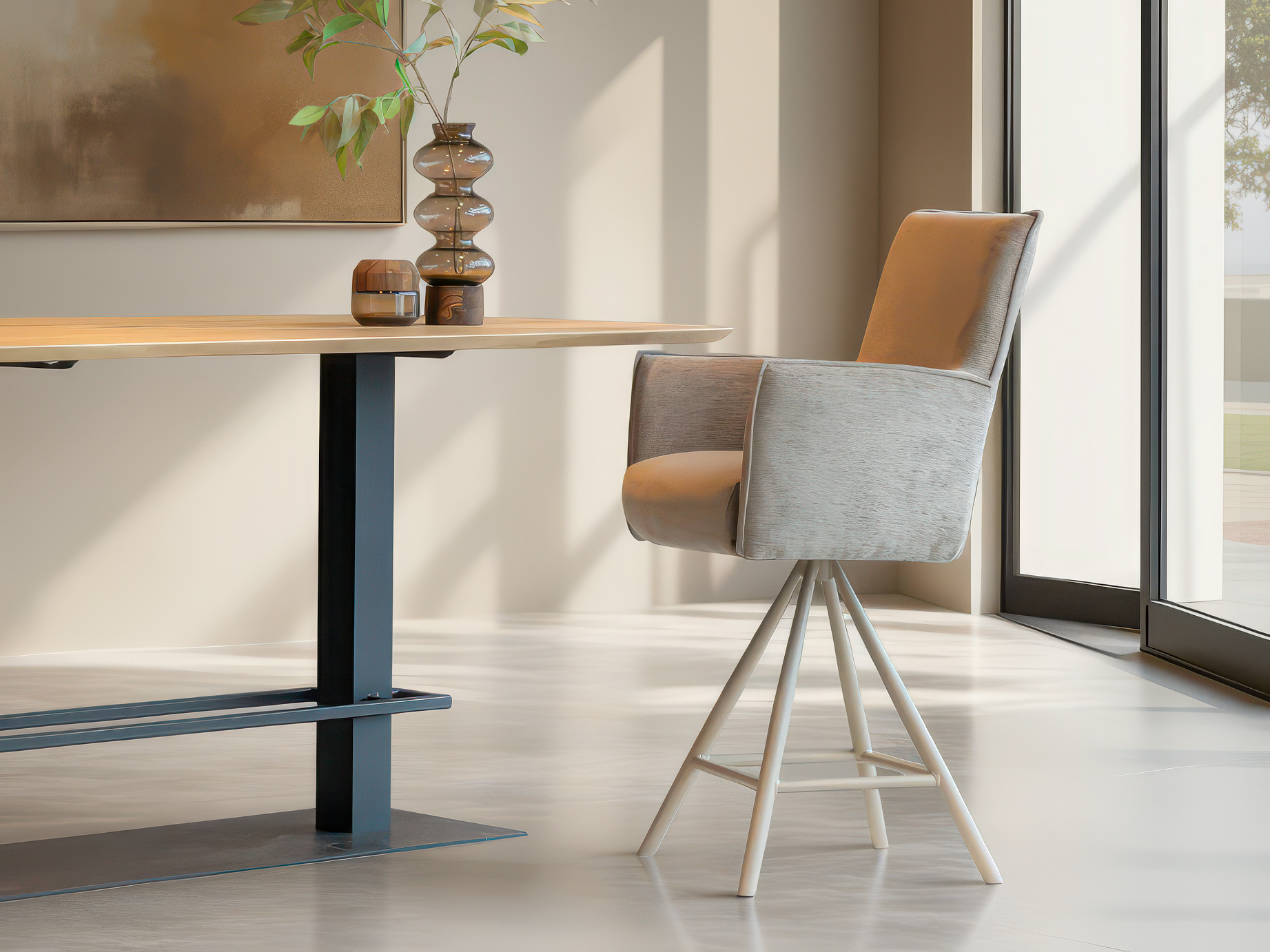 Barkruk met stevige rugleuning en draaibaar onderstel voor flexibele zit