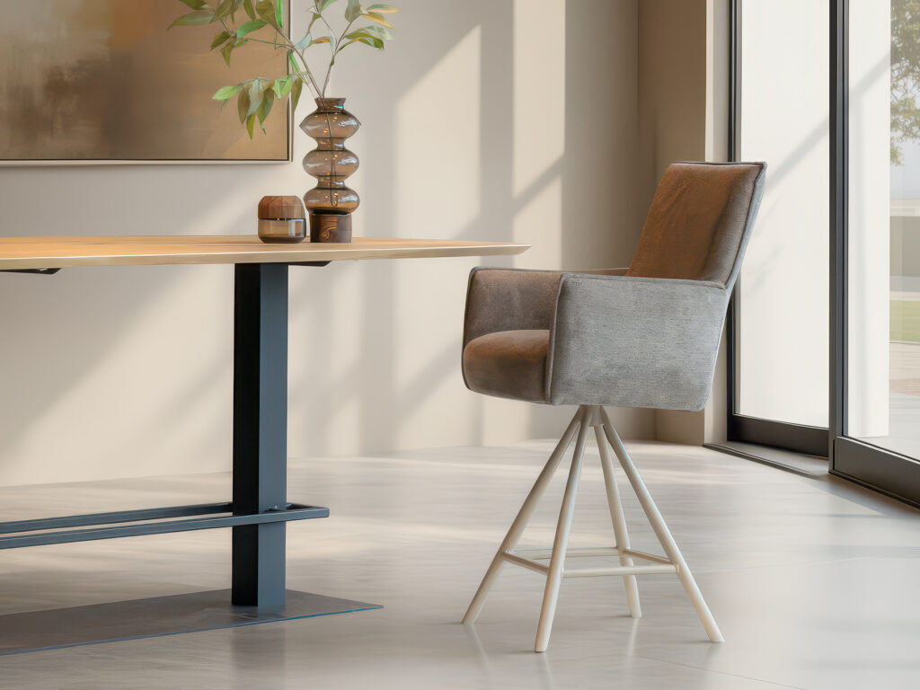 Comfortabele barkruk met armsteunen en gestoffeerde zitting in lichtbeige