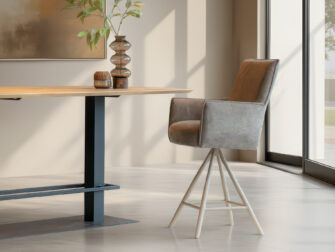 Comfortabele barkruk met armsteunen en gestoffeerde zitting in lichtbeige