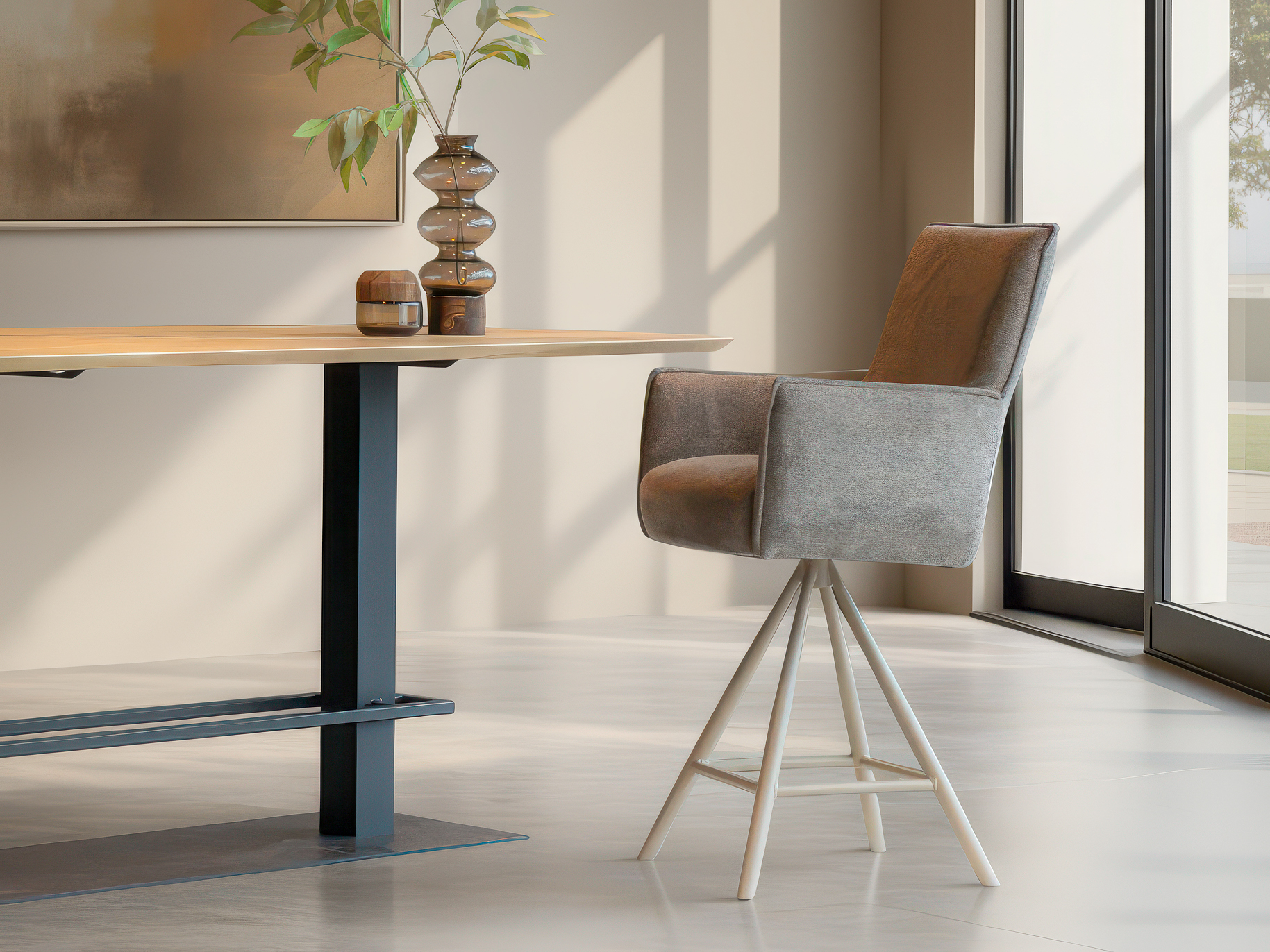 Comfortabele barkruk met armsteunen en gestoffeerde zitting in lichtbeige