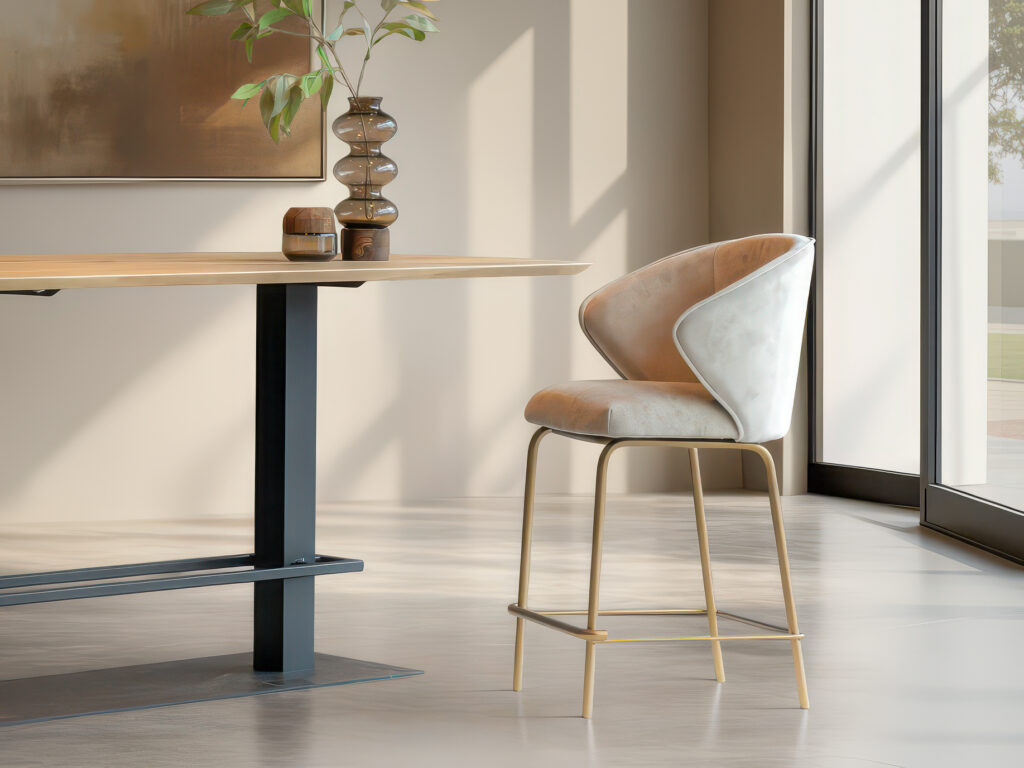 Elegante barkruk met goudkleurig onderstel en zachte beige bekleding